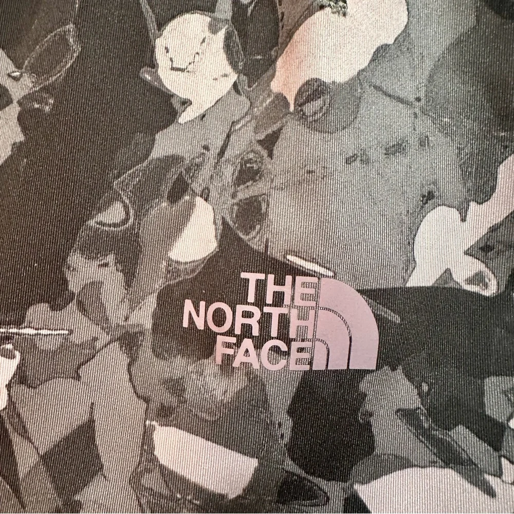 The North Face Grey and Light Pink printed leggings size XXL - Picture 4 of 6
